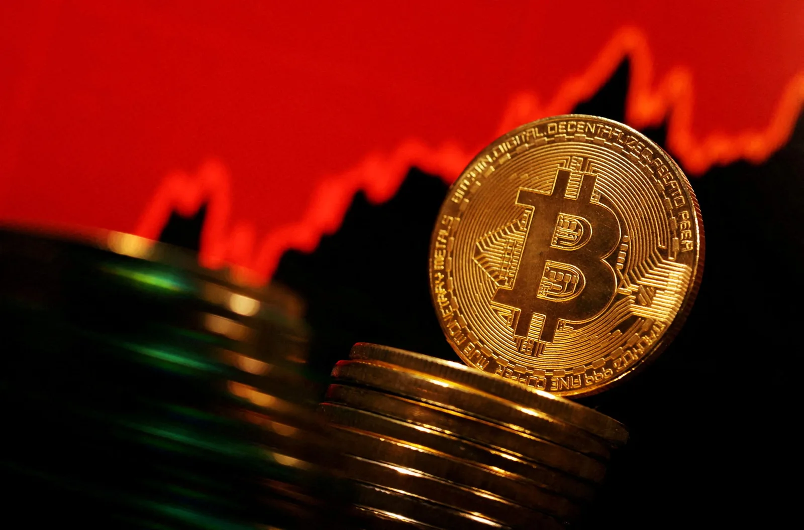 سعر البيتكوين اليوم 2026: العملة تتماسك فوق 63 ألف دولار وسط عواصف الأسواق