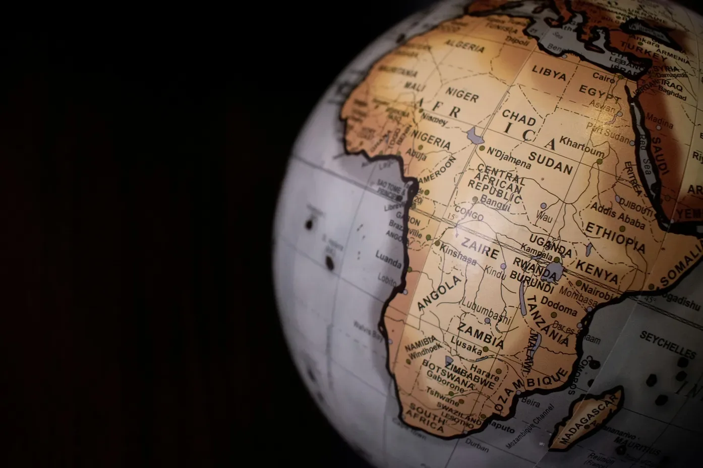 أبرز 10 دول أمانًا في أفريقيا (2025)