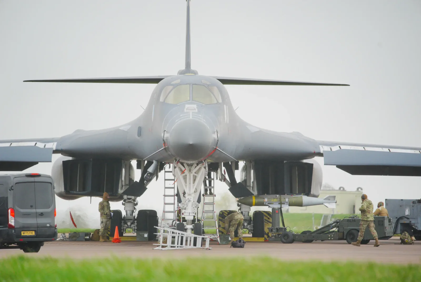 واشنطن تصعّد ضد إيران.. قاذفة "B-1" الاستراتيجية تستهدف مواقع للحرس الثوري