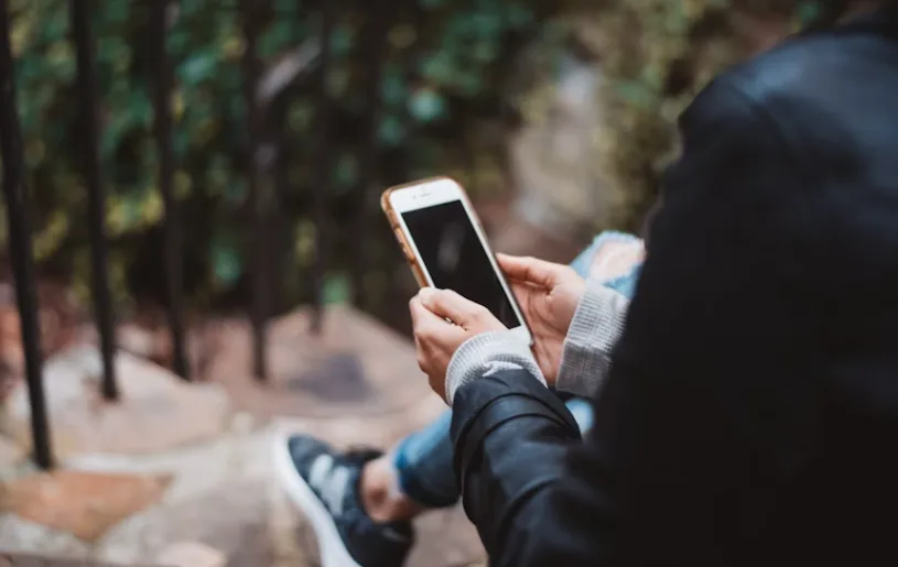 عدد الساعات التي نقضيها في تصفح هواتفنا يوميًا
