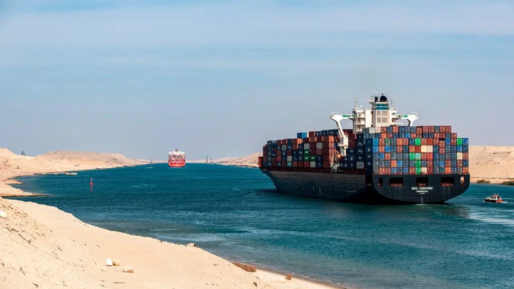 السيسي: تراجع إيرادات قناة السويس نحو 50 %