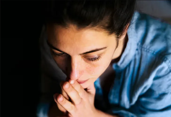 5 أسباب تمنع تحقيق السعادة .. تعرف عليهم