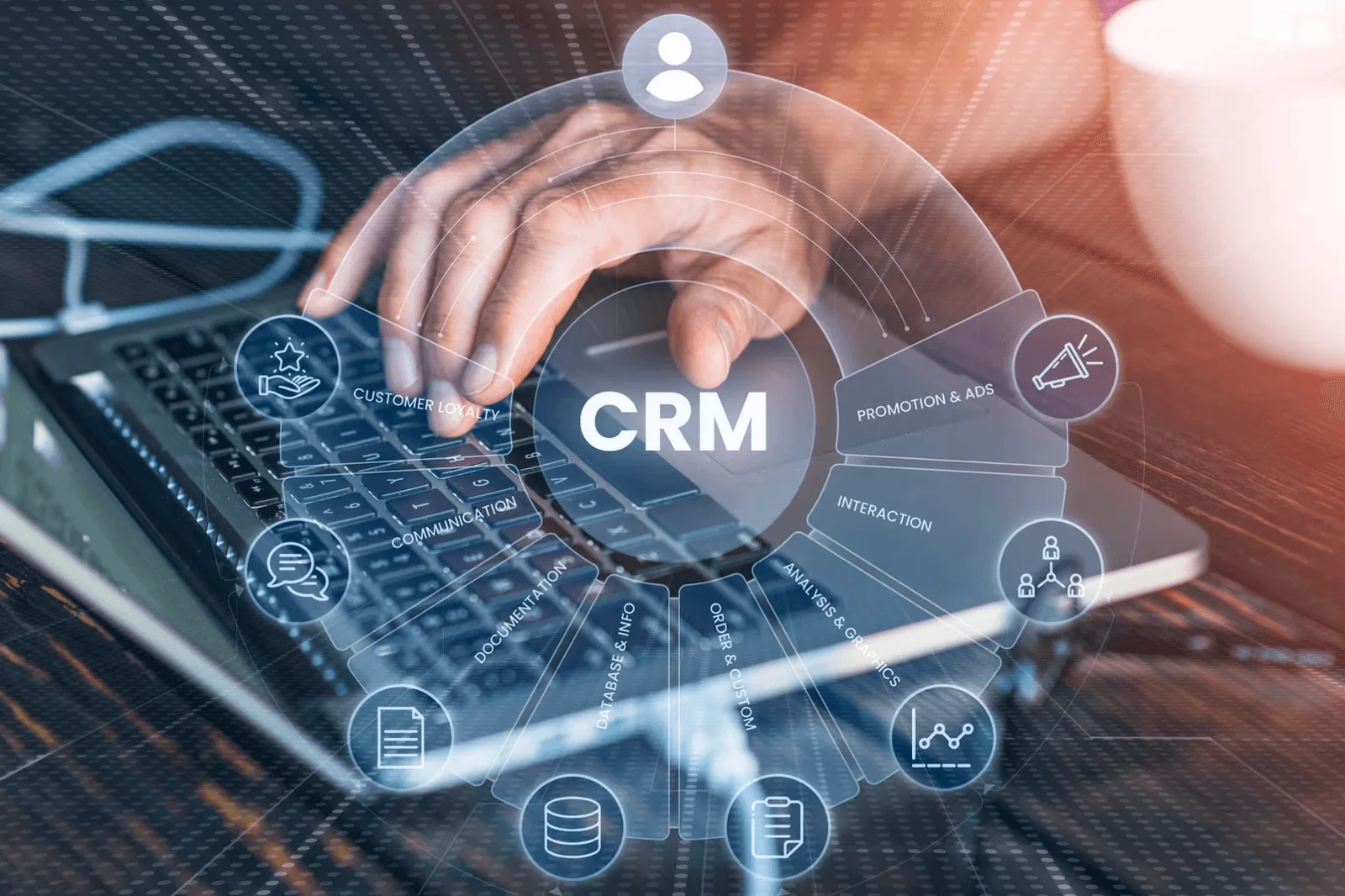 ما المقصود بإدارة علاقات العملاء (CRM)؟