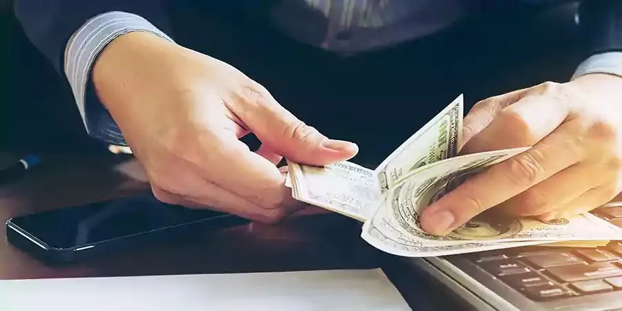 كيف يمكنك ربح 100 دولار يومياً عبر الإنترنت؟