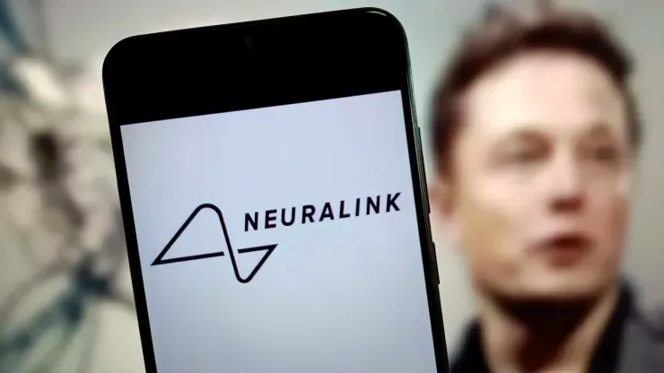 إيلون ماسك: أول مريض مزود بشريحة Neuralink يتحكم في فأرة الكمبيوتر بعقله 				"