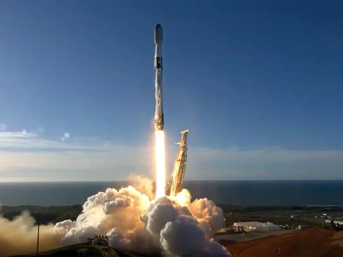 صاروخ SpaceX ينقل 22 قمراً صناعياً ستارلينك إلى المدار