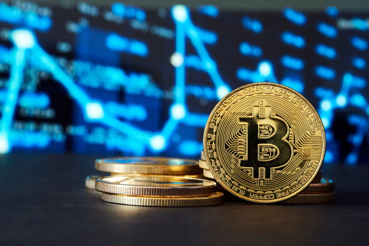 البيتكوين يسجل قفزة تاريخية ويتجاوز 100 ألف دولار
