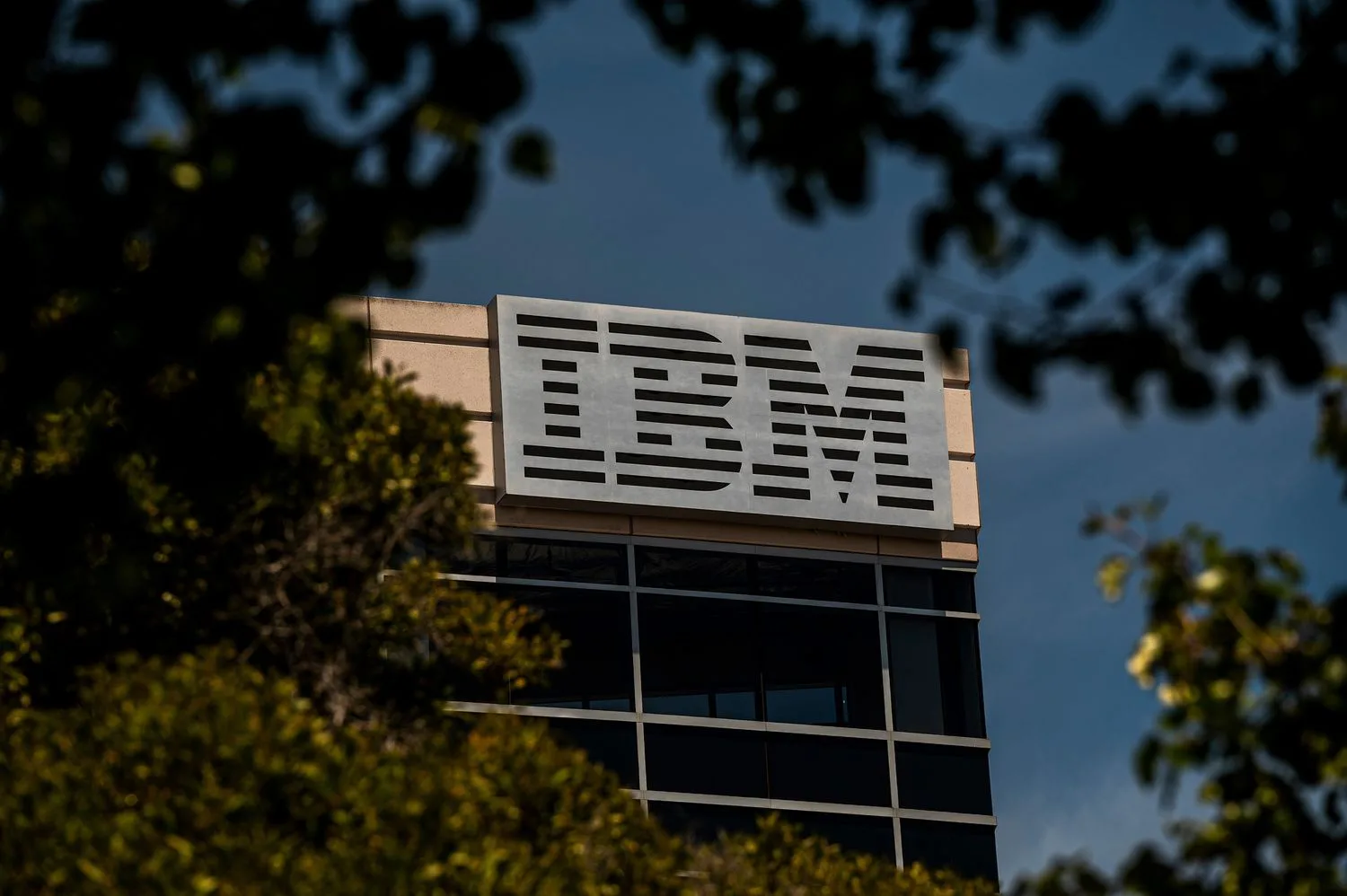 تعرف على شركة IBM