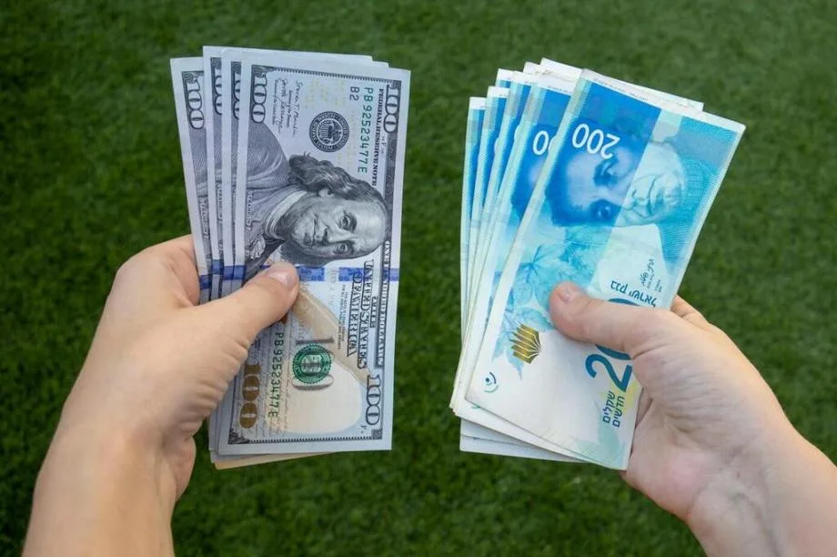 الشيكل بأدنى مستوى في 10 سنوات مع استمرار العدوان على غزة
