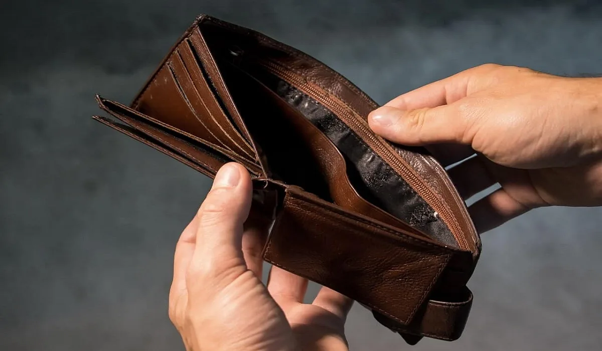 10 عادات مالية خاطئة تدفعك نحو الفقر دون أن تدري